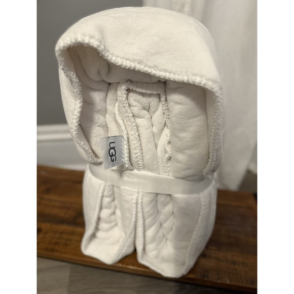 UGG - Novah KING Blanket Snow (White)  110" x 96"  New with Tags - Picture 2 of 3